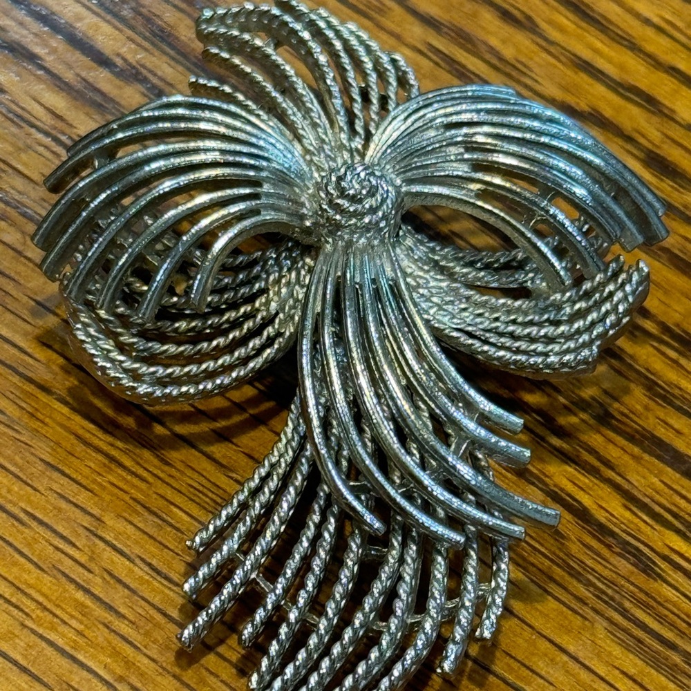 Lisner silver tone vintage 50’s brooch